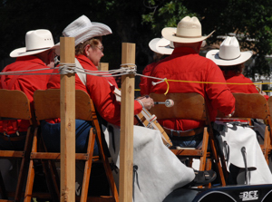 Entertainment while traveling comes in many forms - Entertainment Western Style (c) 2007 Ted Grellner Entertainment while traveling comes in many forms - Entertainment Western Style (c) 2007 Ted Grellner